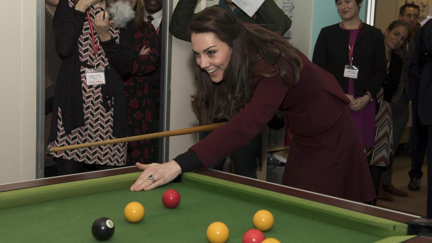 FOTO La principessa Kate alle prese con il biliardo