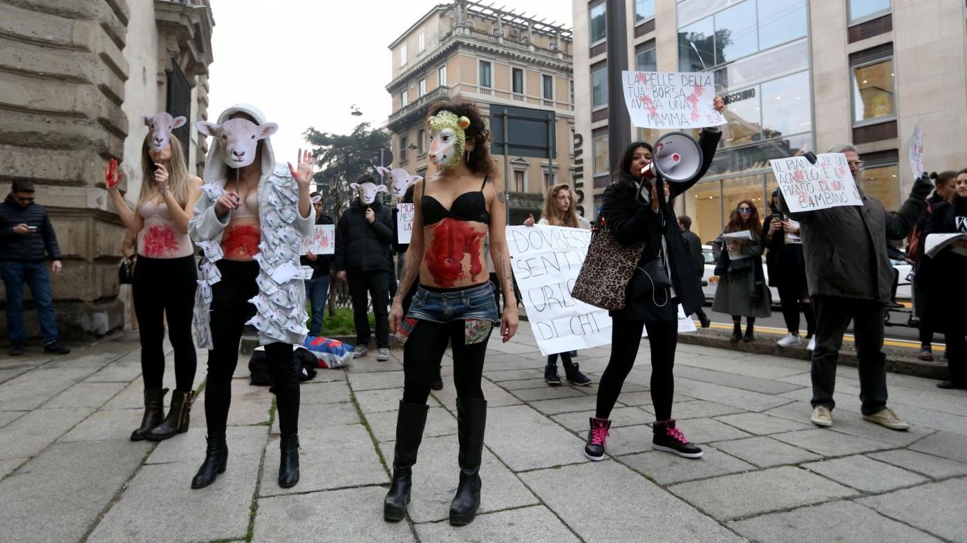 Le Iene Vegane protestano alla sfilata di Max Mara