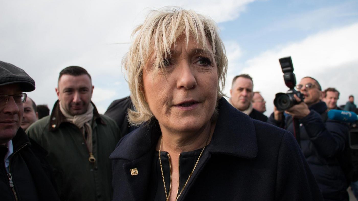 Parlamento Ue revoca immunità a Le Pen: twittò foto violente Isis