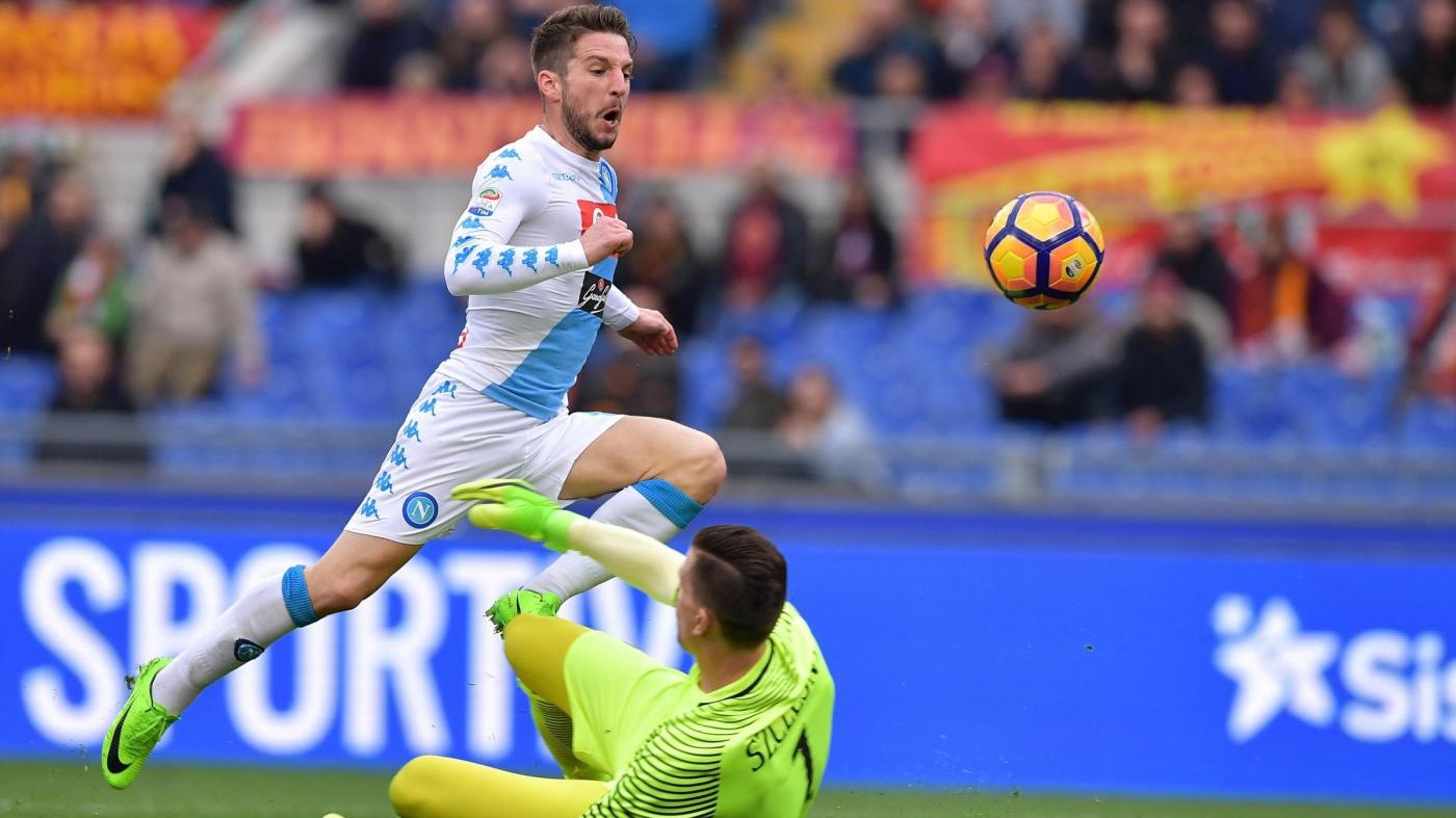 Mertens segna e Reina para: colpaccio del Napoli a Roma