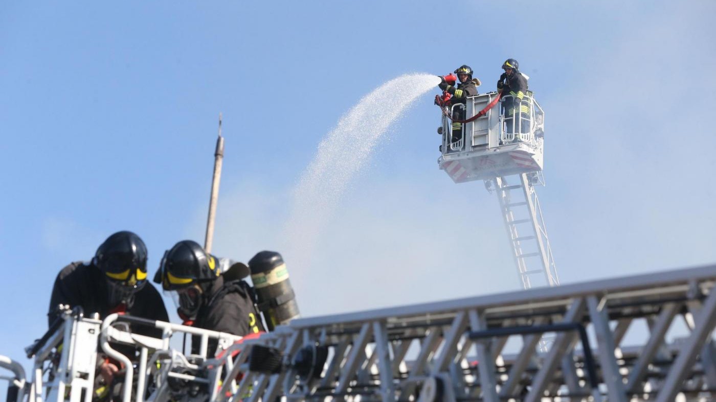 Pescara, appartamento in fiamme: muore cadendo da 6° piano