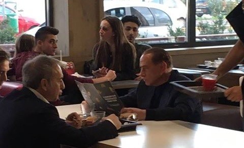 Berlusconi da McDonald’s e la foto fa impazzire il web