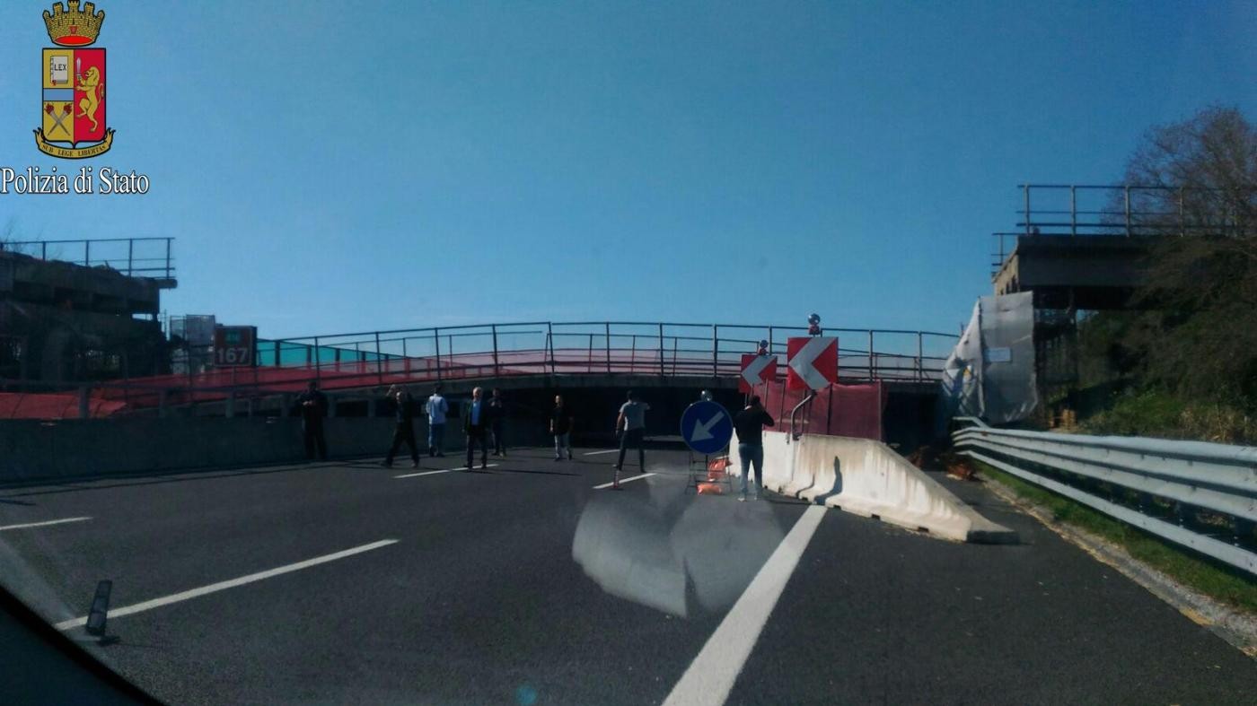 FOTO Ancona, crolla ponte sulla A14: 2 morti