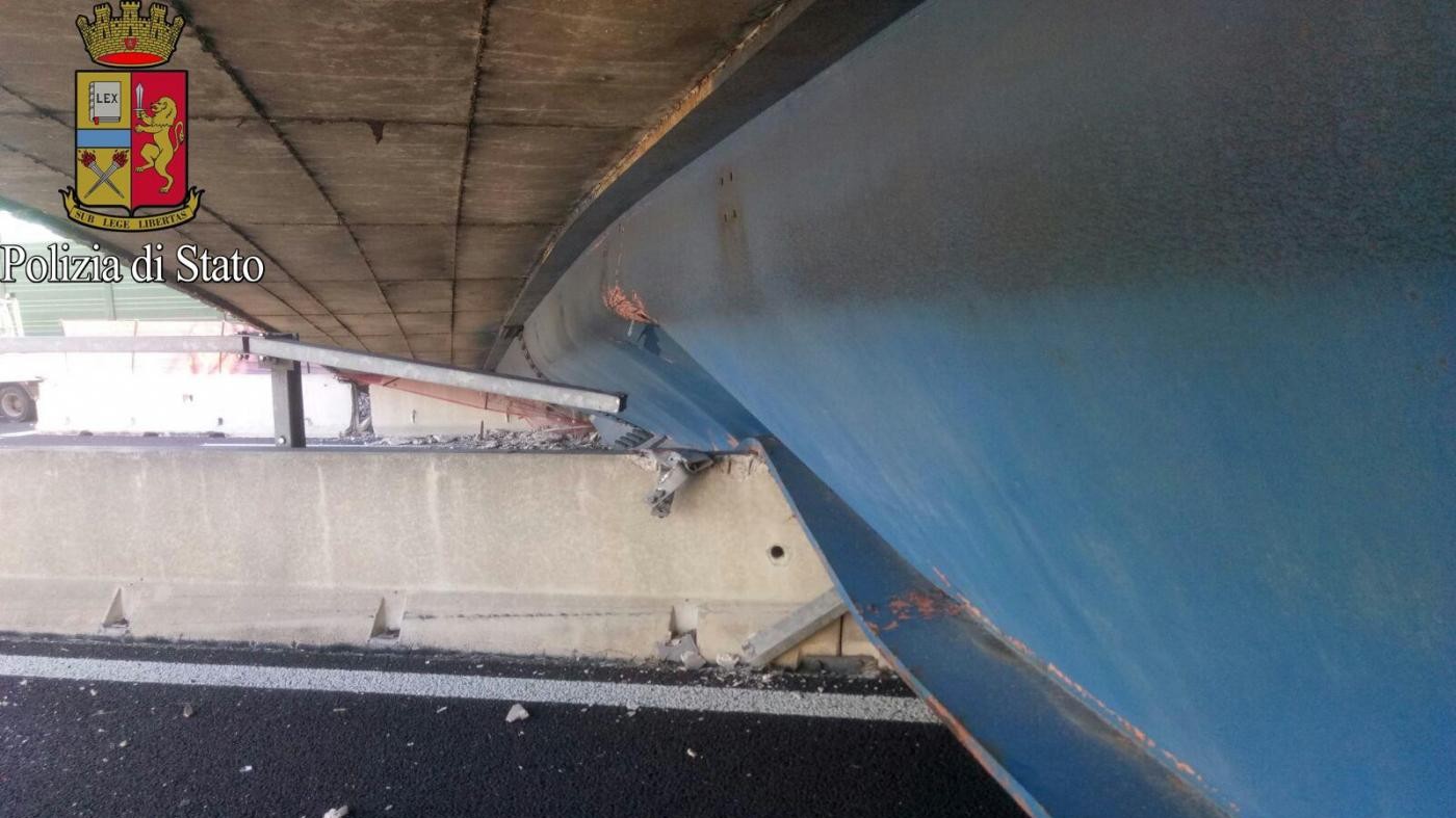 FOTO Ancona, crolla ponte sulla A14: 2 morti