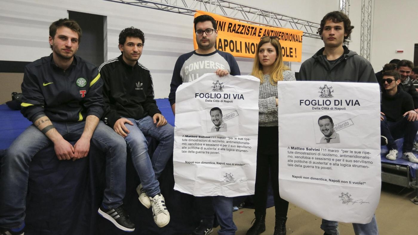 Napoli, centri sociali occupano Palacongressi per comizio Salvini