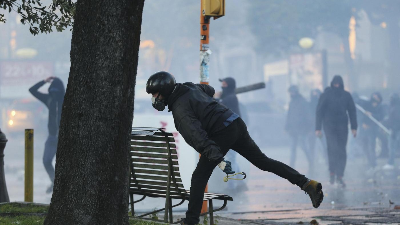 Napoli, ‘guerra’ tra manifestanti e polizia al corteo anti-Salvini