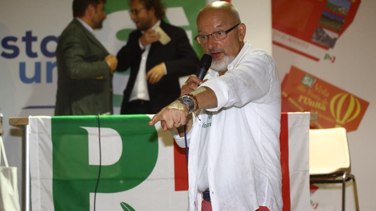 Tiziano Renzi si autosospende da segretario del Pd di Rignano
