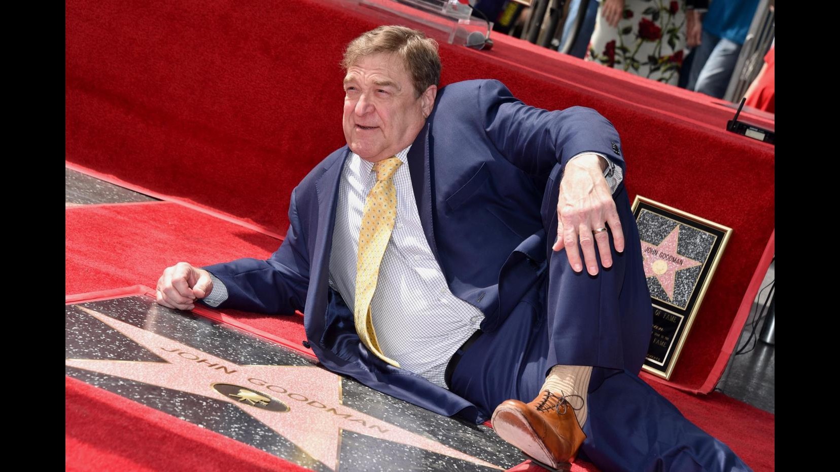 FOTO John Goodman ‘gioca’ con la sua stella sulla Walk of Fame