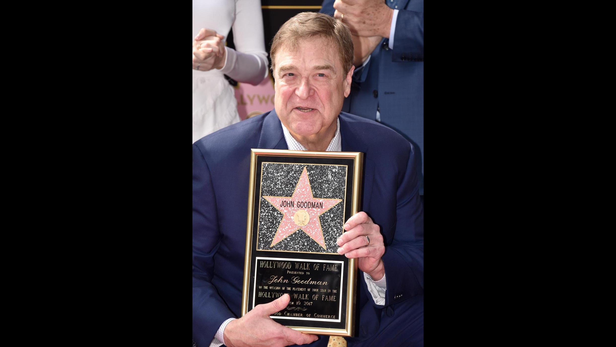 FOTO John Goodman ‘gioca’ con la sua stella sulla Walk of Fame