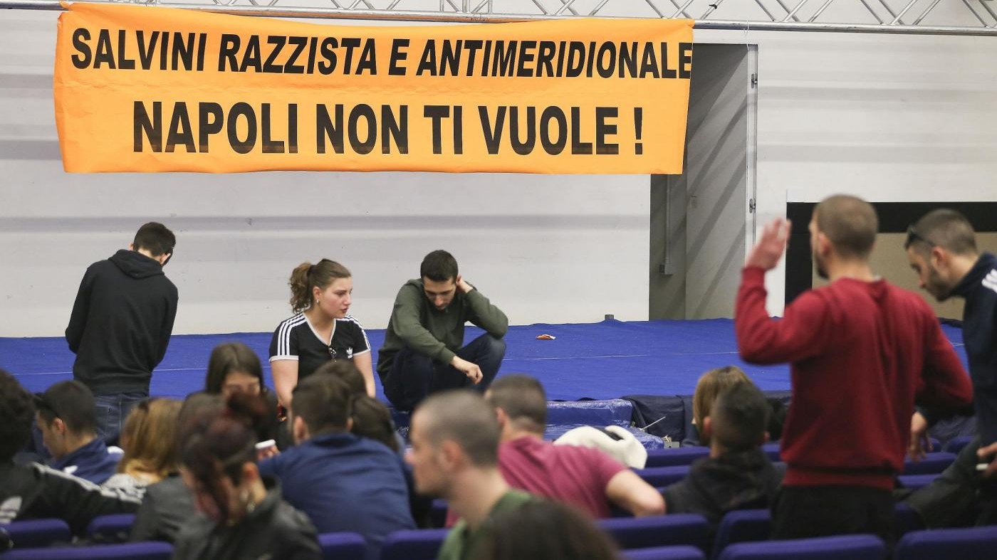 Tensione a Napoli per la sala negata a Salvini: Vengo comunque