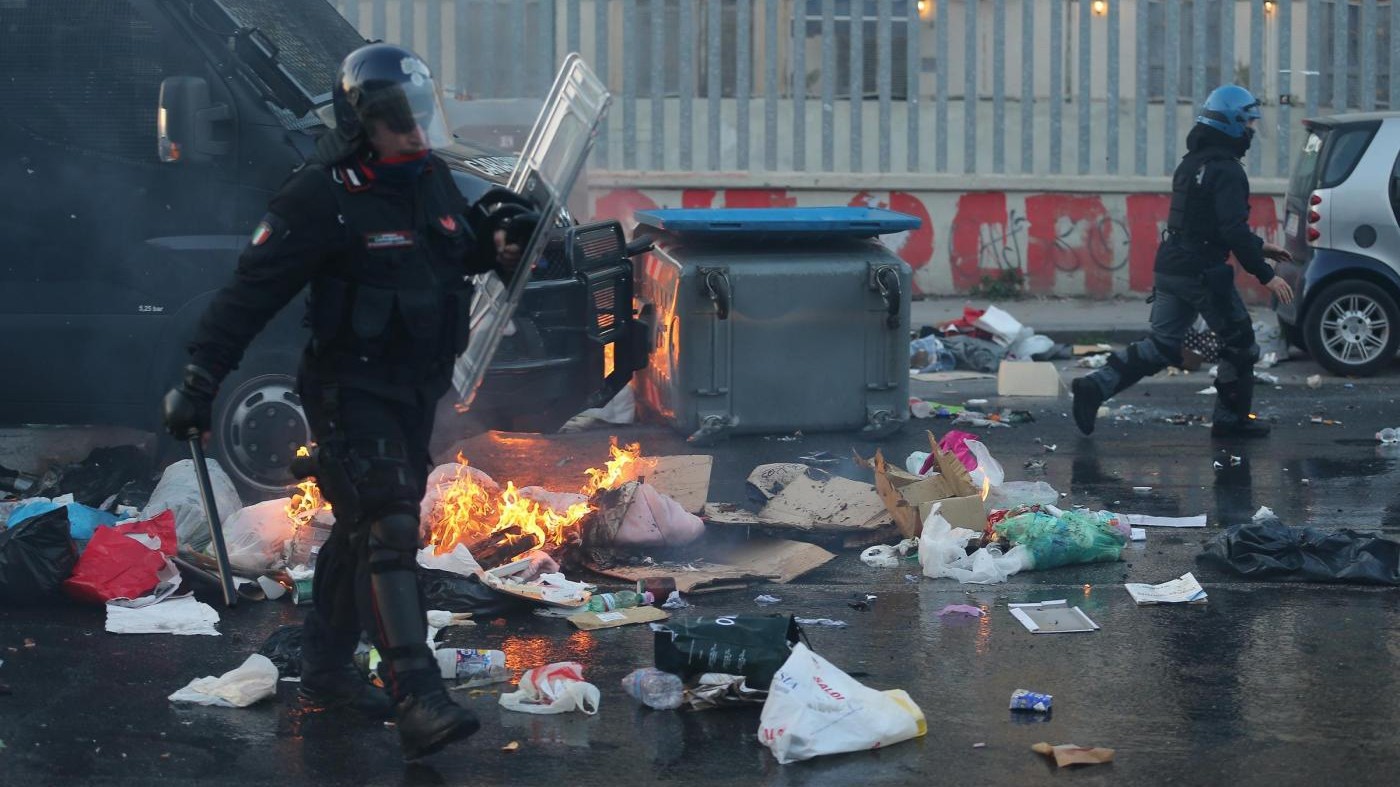 Napoli, scontri tra manifestanti e polizia al corteo anti-Salvini