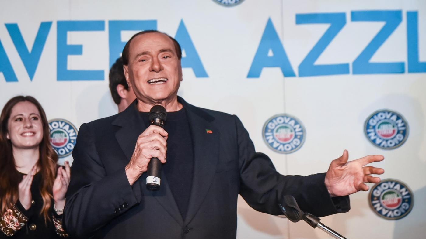 Berlusconi ai giovani: Pd imploso, in M5S sottoposti a dittatore