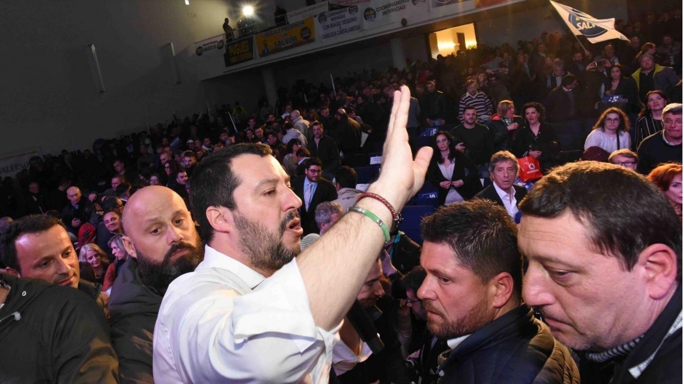 Napoli, corteo anti-Salvini si trasforma in guerriglia