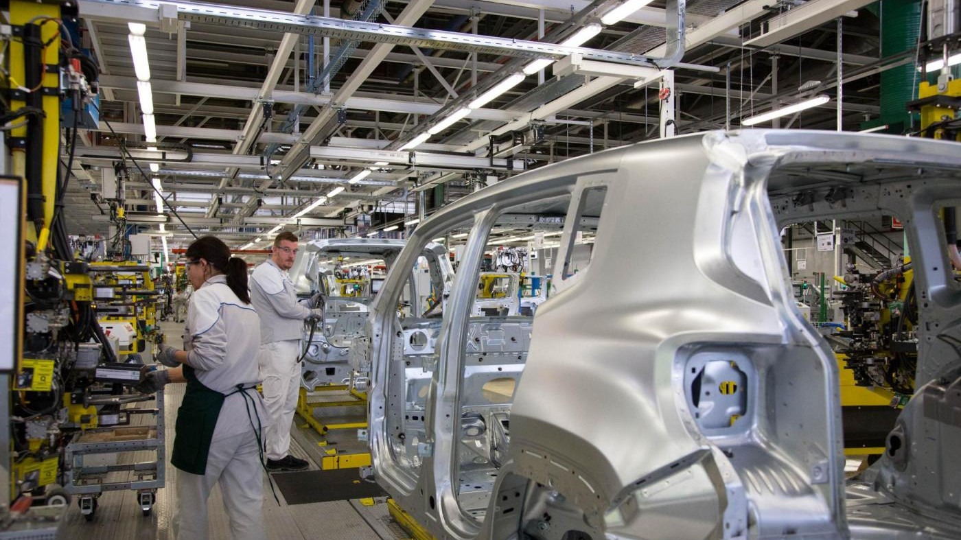 Giù la produzione industriale -2,3% a gennaio, su anno -0,5%