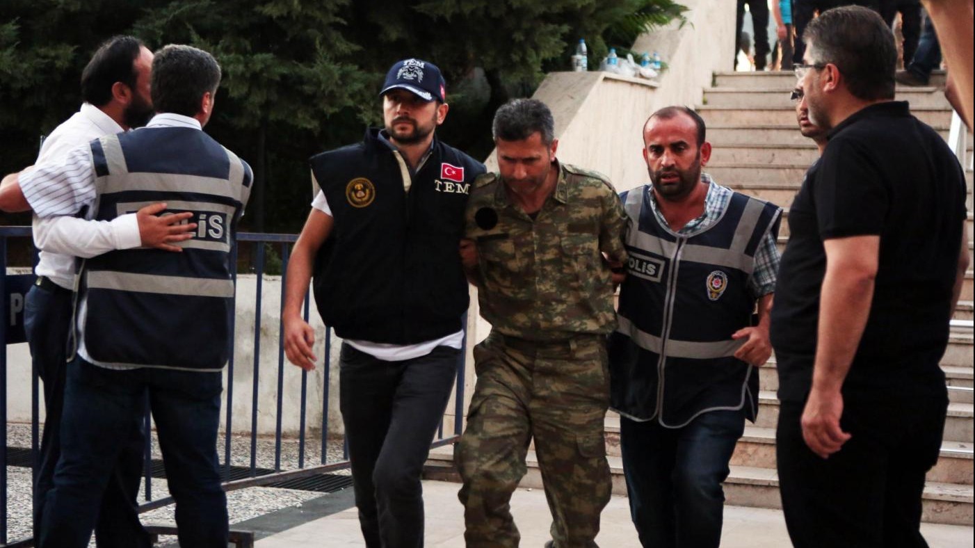 Tentato golpe in Turchia, gli insorti vengono portati al tribunale di Mugla
