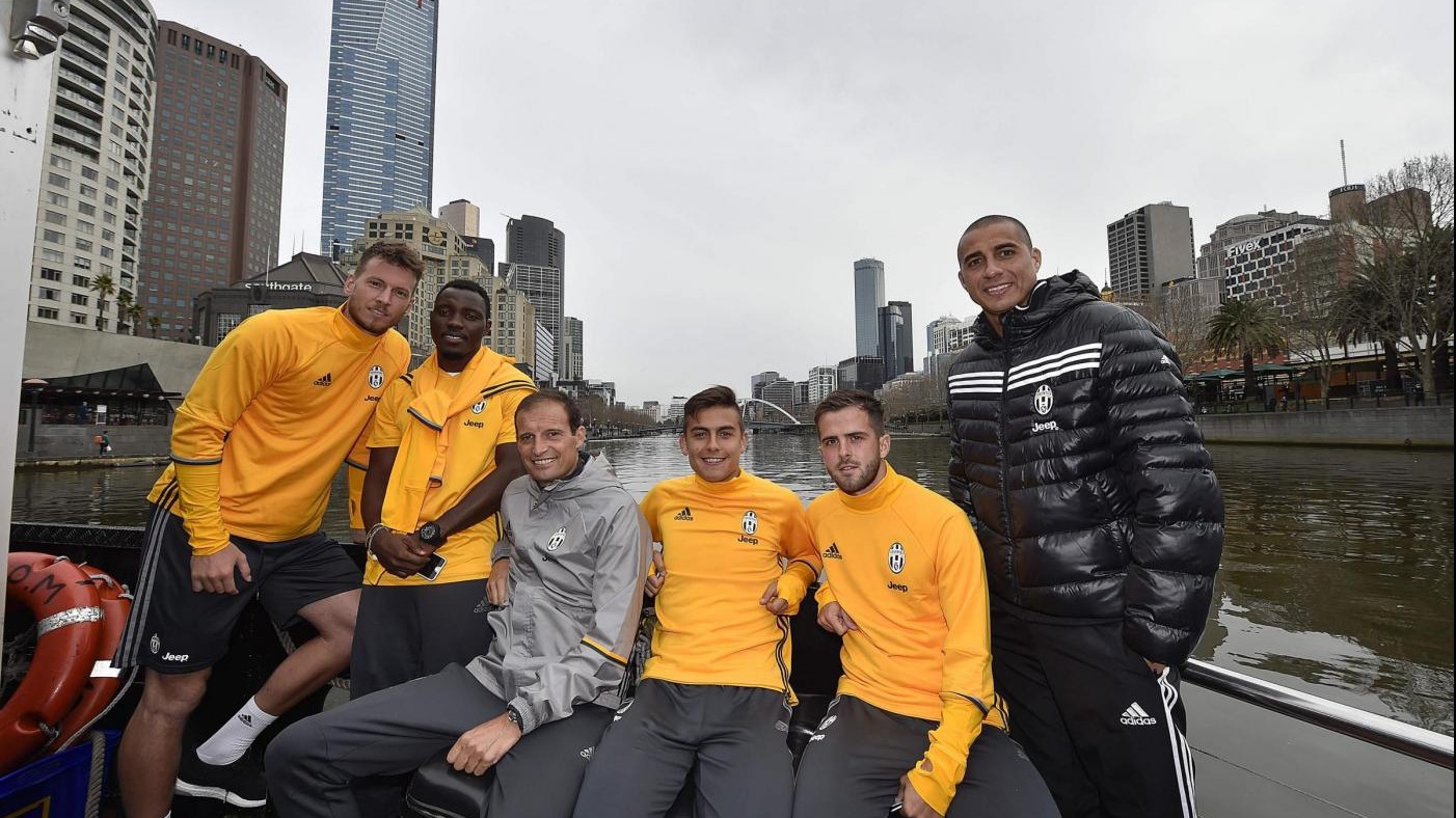 FOTO Juventus in Australia, gita in barca per Dybala e compagni