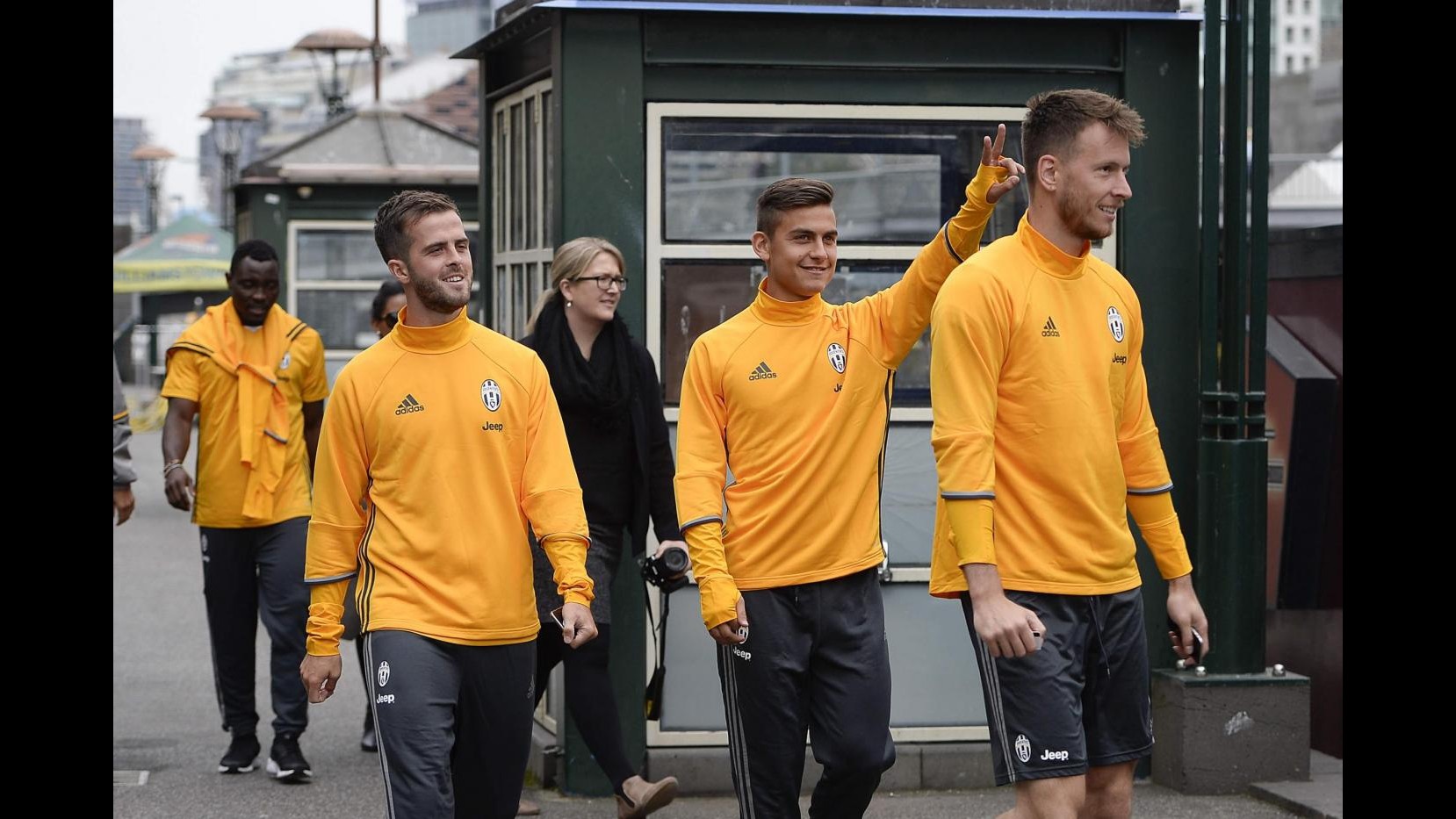 FOTO Juventus in Australia, gita in barca per Dybala e compagni