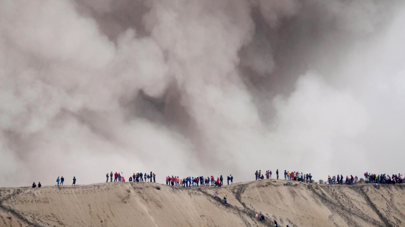 Indonesia, fedeli ascendono al vulcano Bromo per gettare offerte nel cratere
