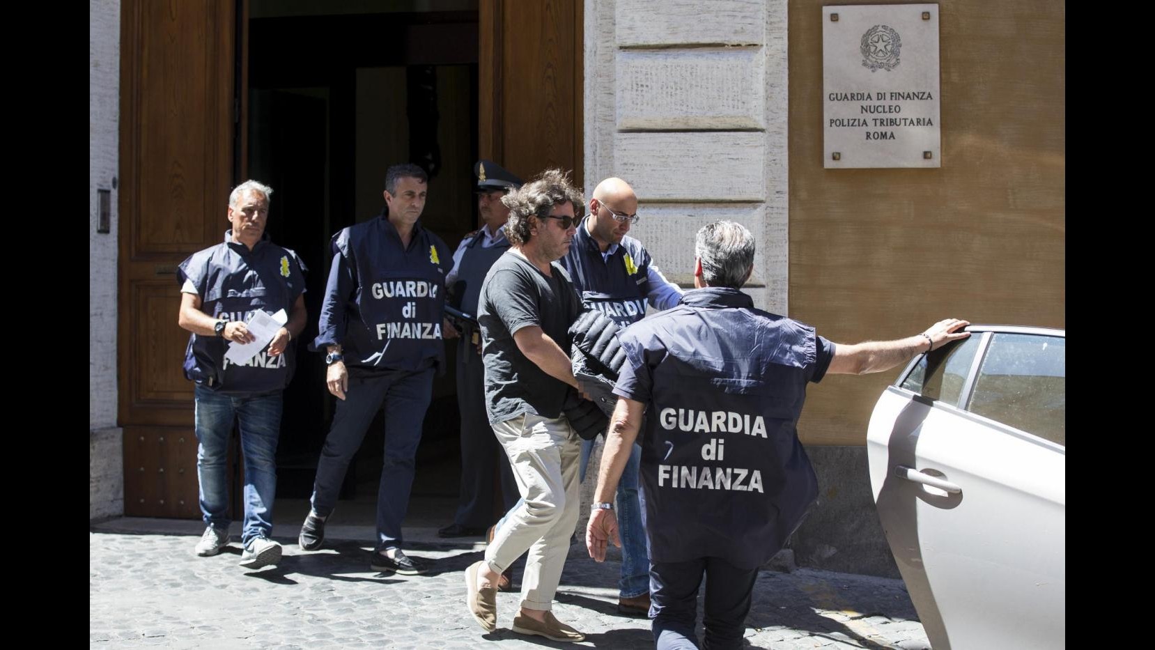 FOTO – La Guardia di Finanza arresta Stefano Ricucci