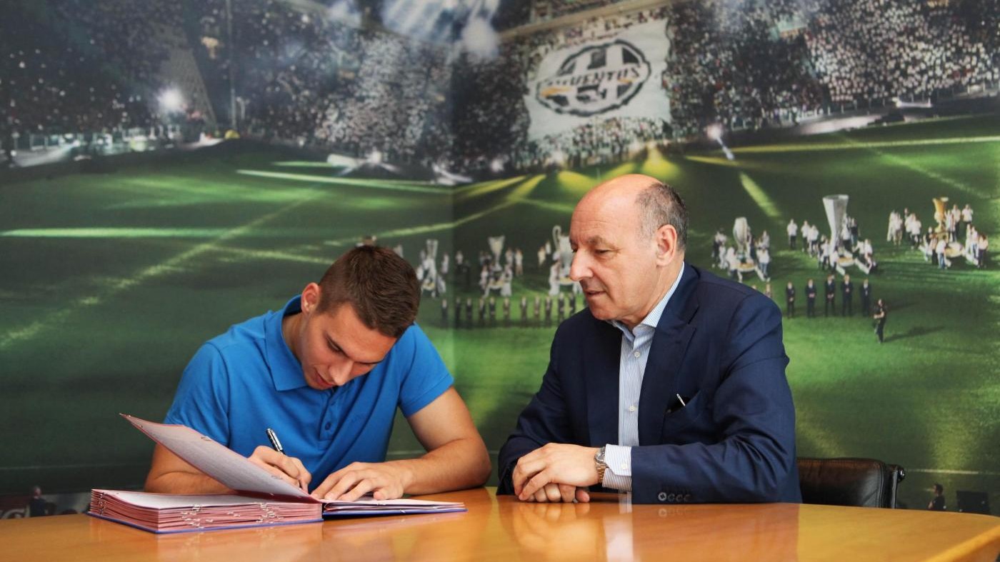FOTO Marko Pjaca firma il contratto con la Juventus