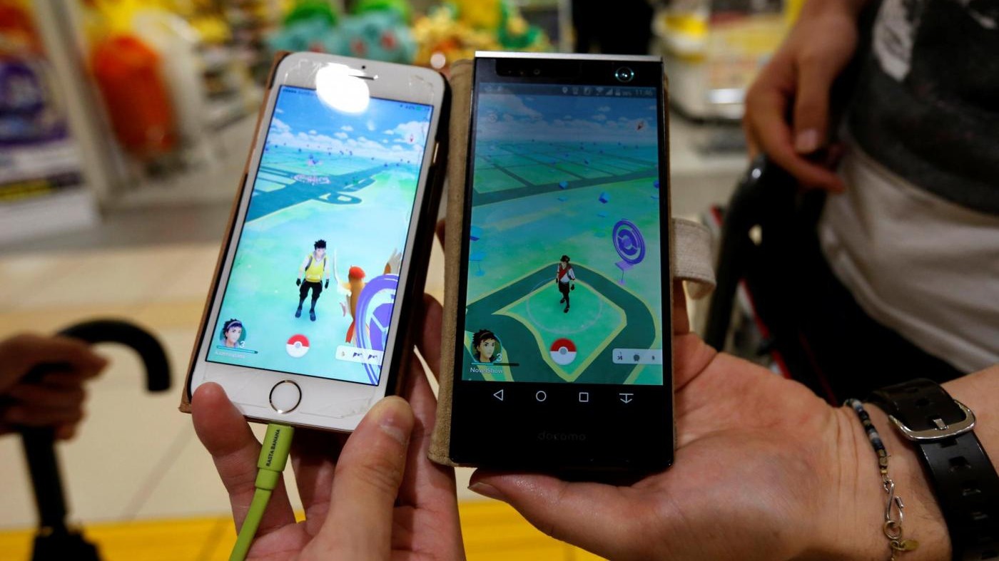 FOTO Tokyo, tutti pazzi per Pokemon Go