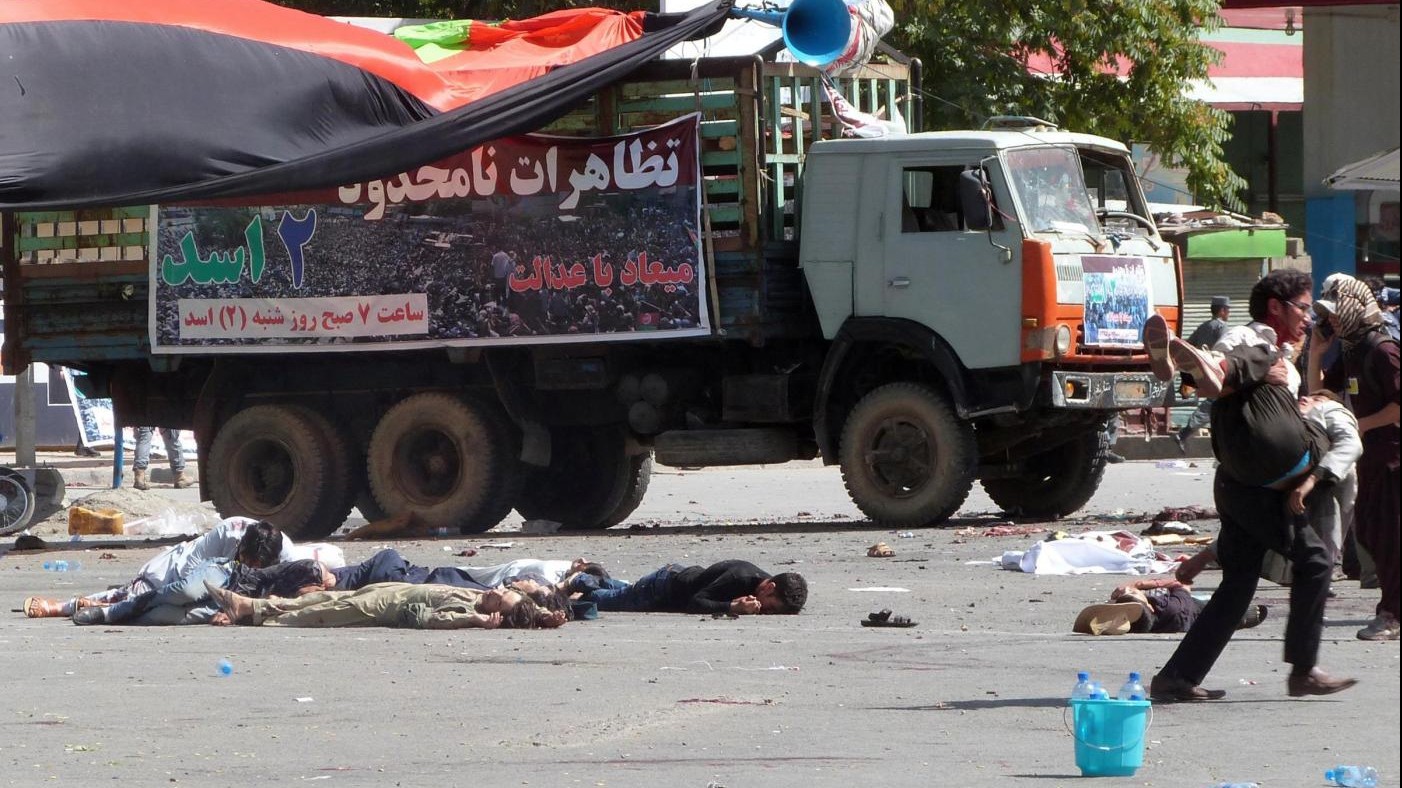Attacco suicida durante corteo a Kabul: le immagini choc