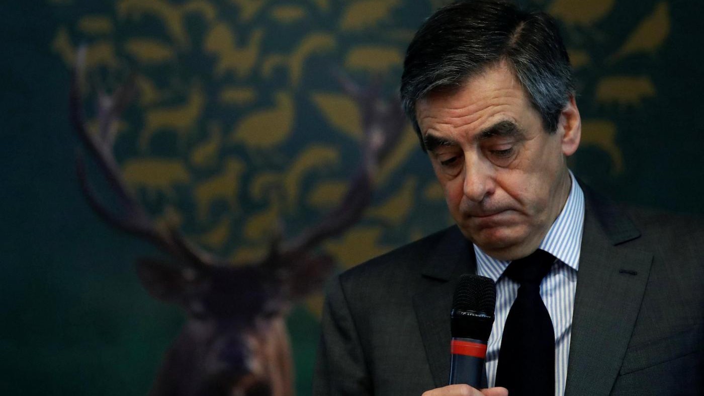 Francia, Fillon è indagato per impieghi fittizi della moglie