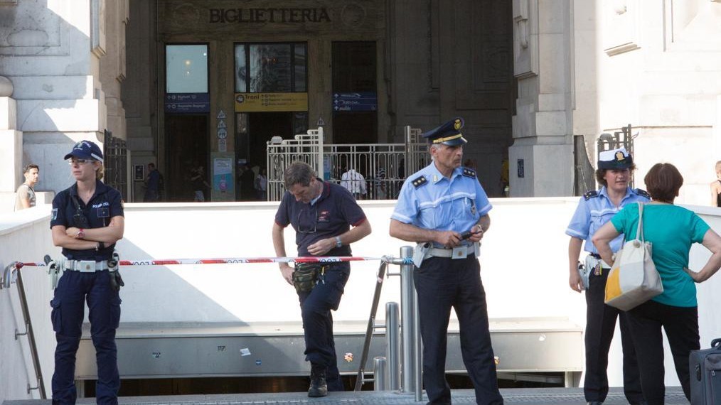 FOTO  Falso allarme bomba in metro a Milano