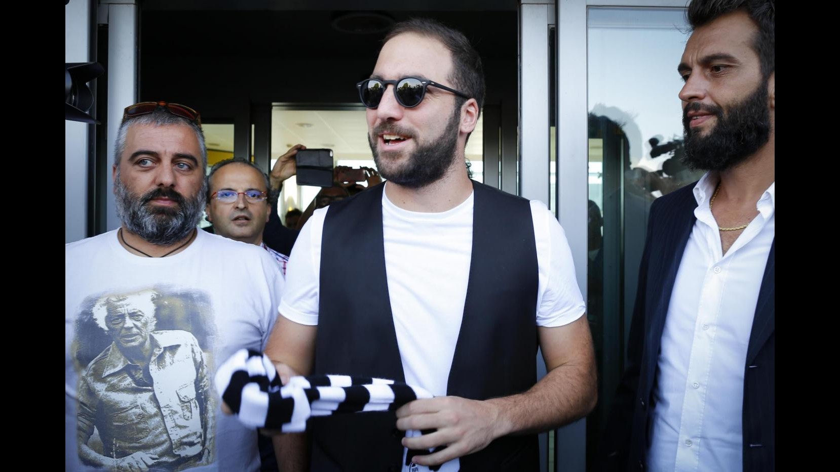 FOTO Juventus, l’arrivo di Gonzalo Higuain all’aeroporto di Torino