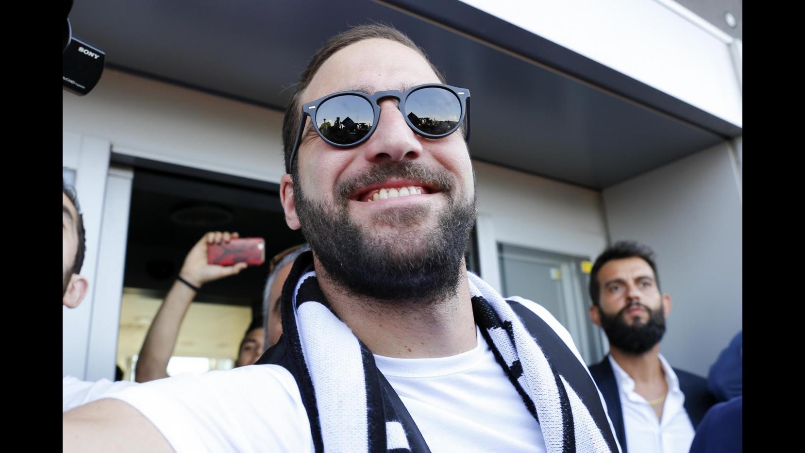 FOTO Juventus, l’arrivo di Gonzalo Higuain all’aeroporto di Torino