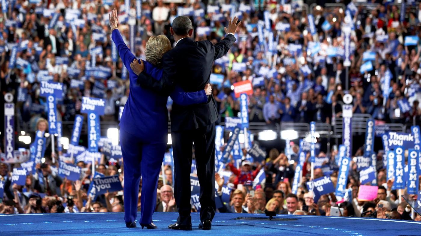 FOTO L’abbraccio di Obama a Hillary Clinton alla convention dem