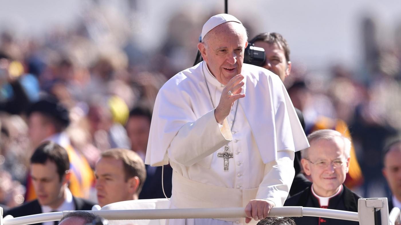 Papa Francesco: Il lavoro dà dignità, chi lo toglie fa peccato