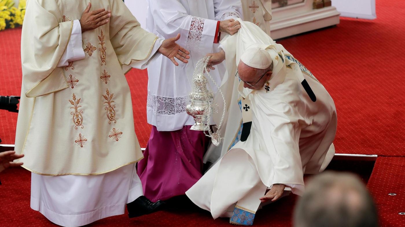 FOTO Polonia, il Papa inciampa, cade e poi si rialza