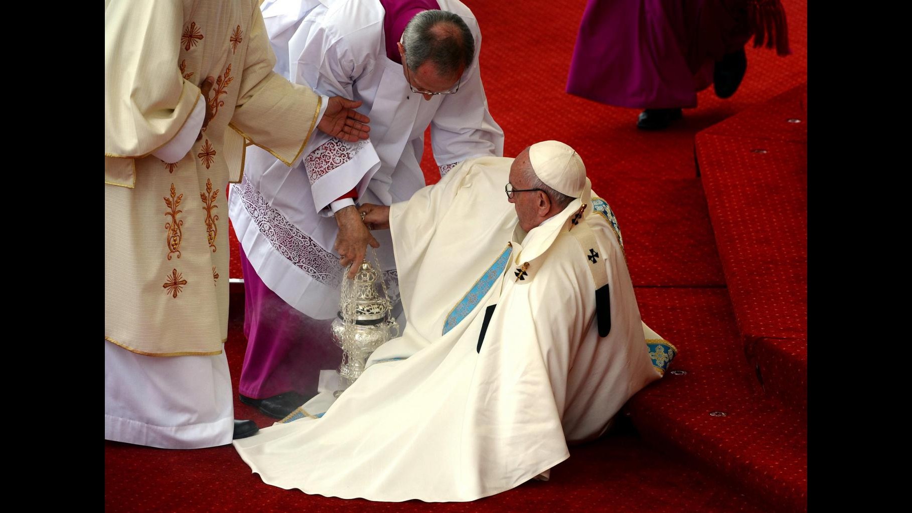 FOTO Polonia, il Papa inciampa, cade e poi si rialza