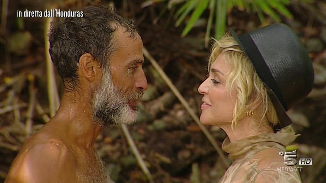 Isola dei famosi, il bacio tra Raz Degan e Paola Barale