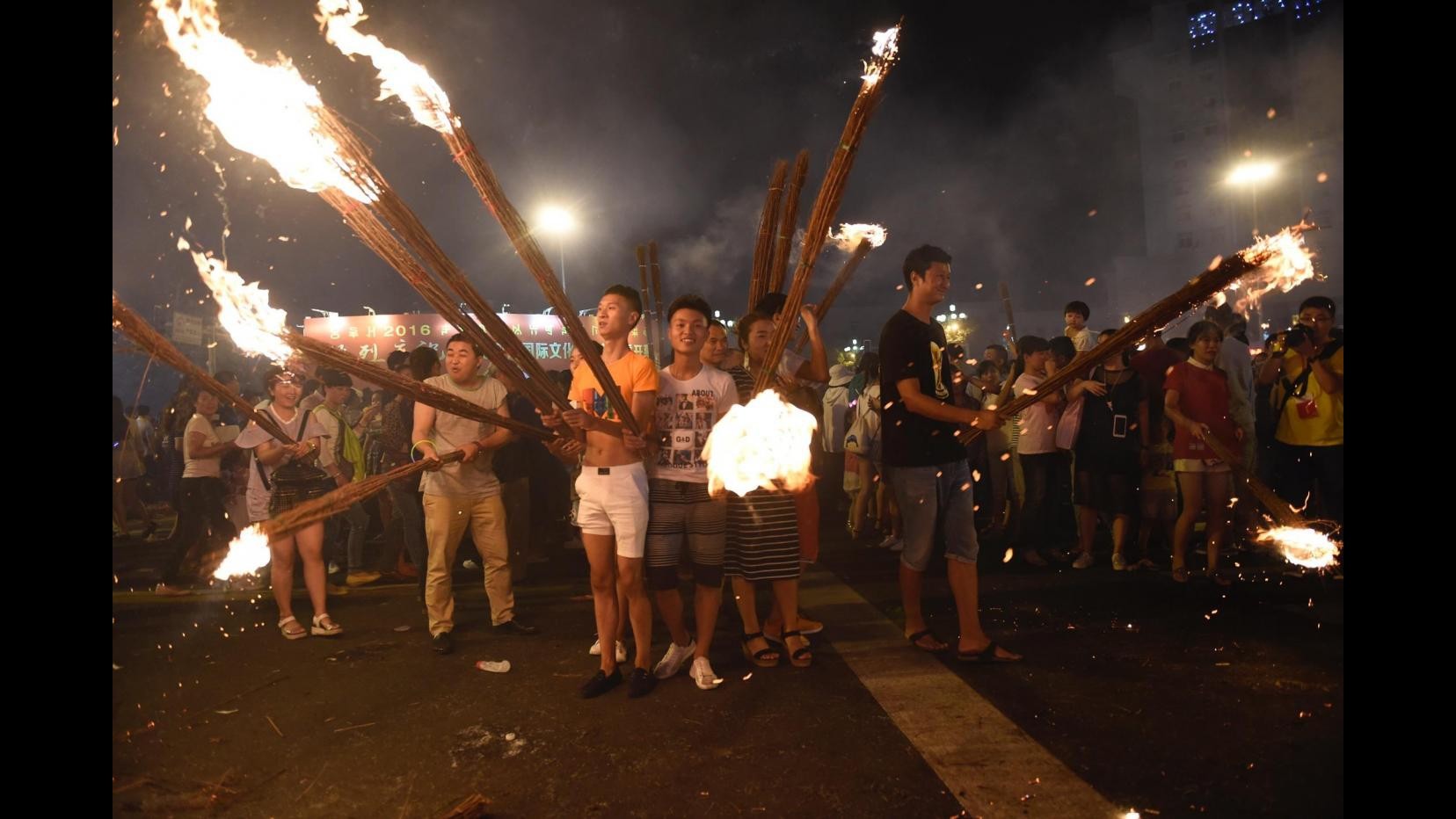 FOTO Cina, il suggestivo festival delle torce ha radunato 500 mila persone