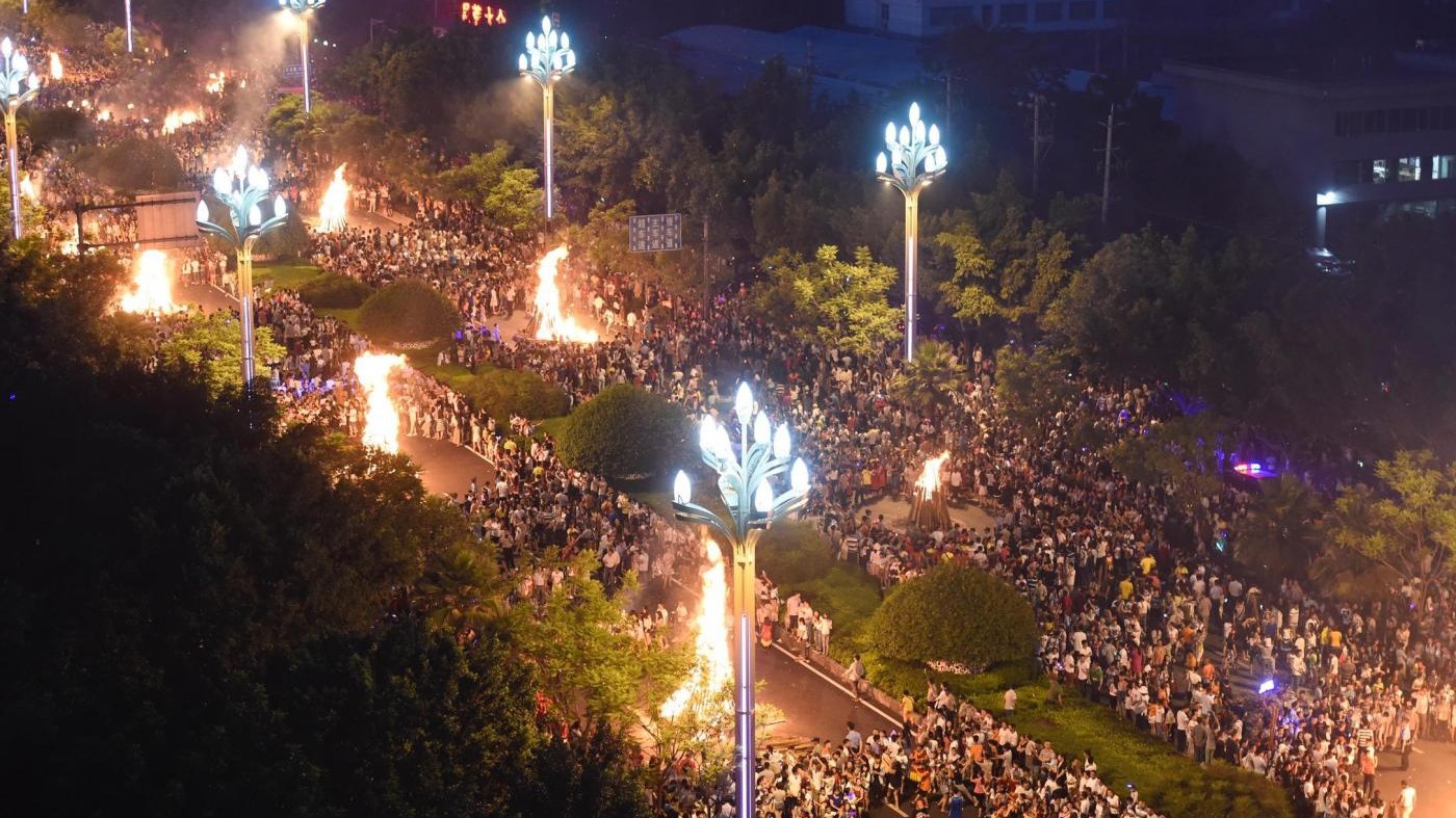 FOTO Cina, il suggestivo festival delle torce ha radunato 500 mila persone