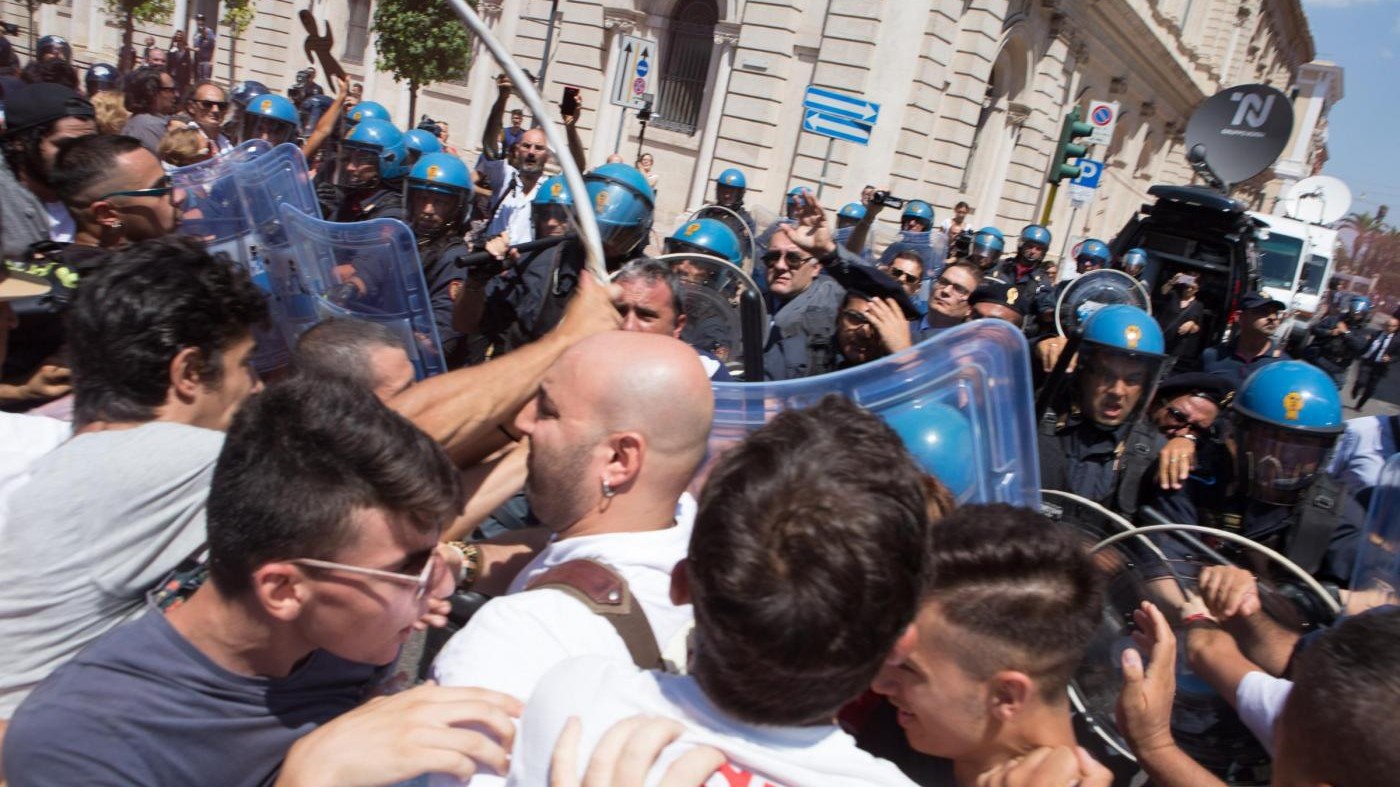 Renzi a Taranto, scontri manifestanti-polizia