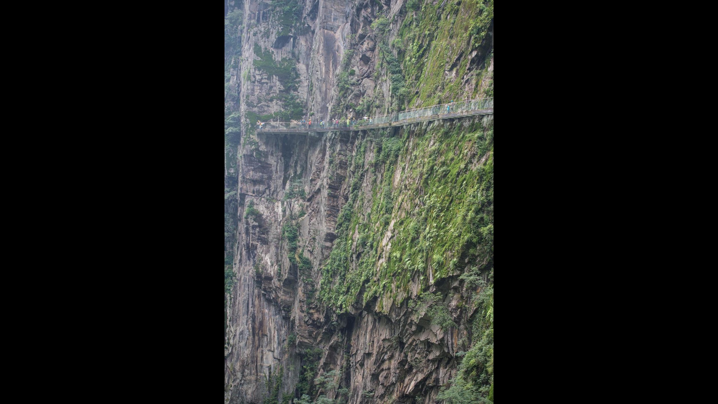 FOTO Cina, passerella  di vetro a 170 metri d’altezza
