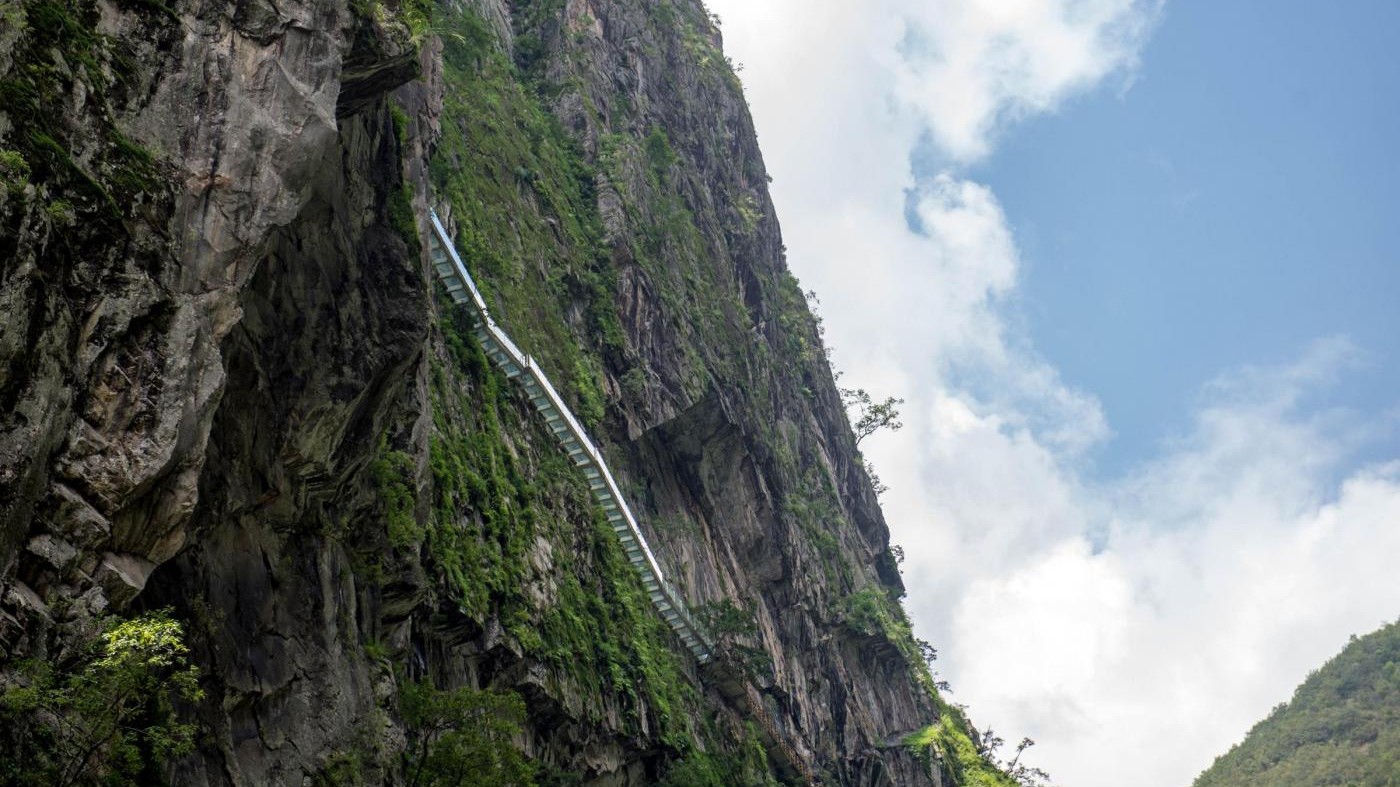 FOTO Cina, passerella  di vetro a 170 metri d’altezza