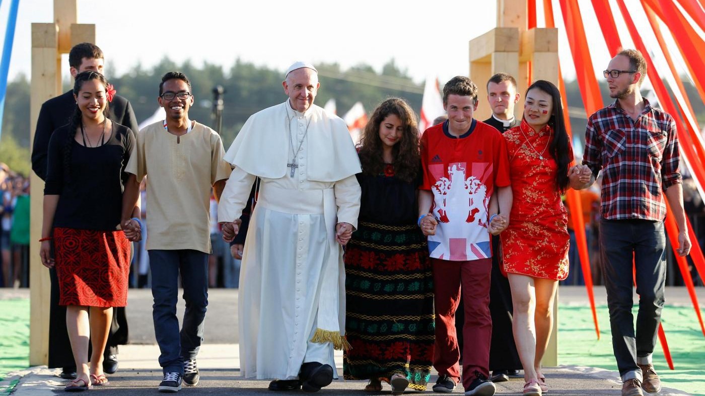 Il Papa attraversa la porta della “divina misericordia”