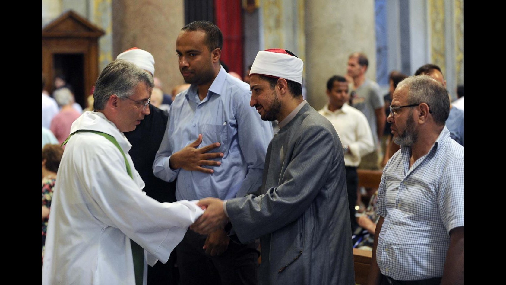 Quindicimila musulmani in chiesa: no al terrorismo