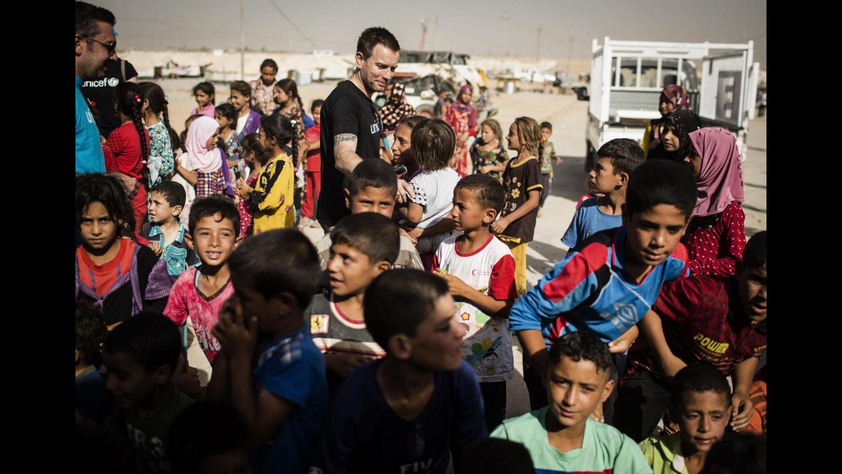 FOTO Ewan McGregor incontra bimbi sfollati in Iraq