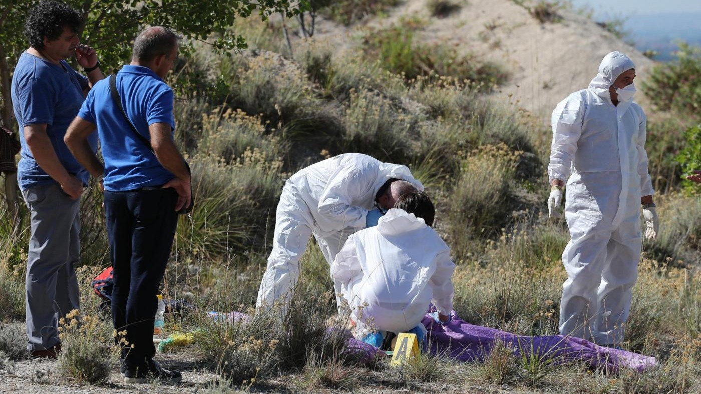 FOTO Caserta, uomo uccide la compagna con 12 coltellate