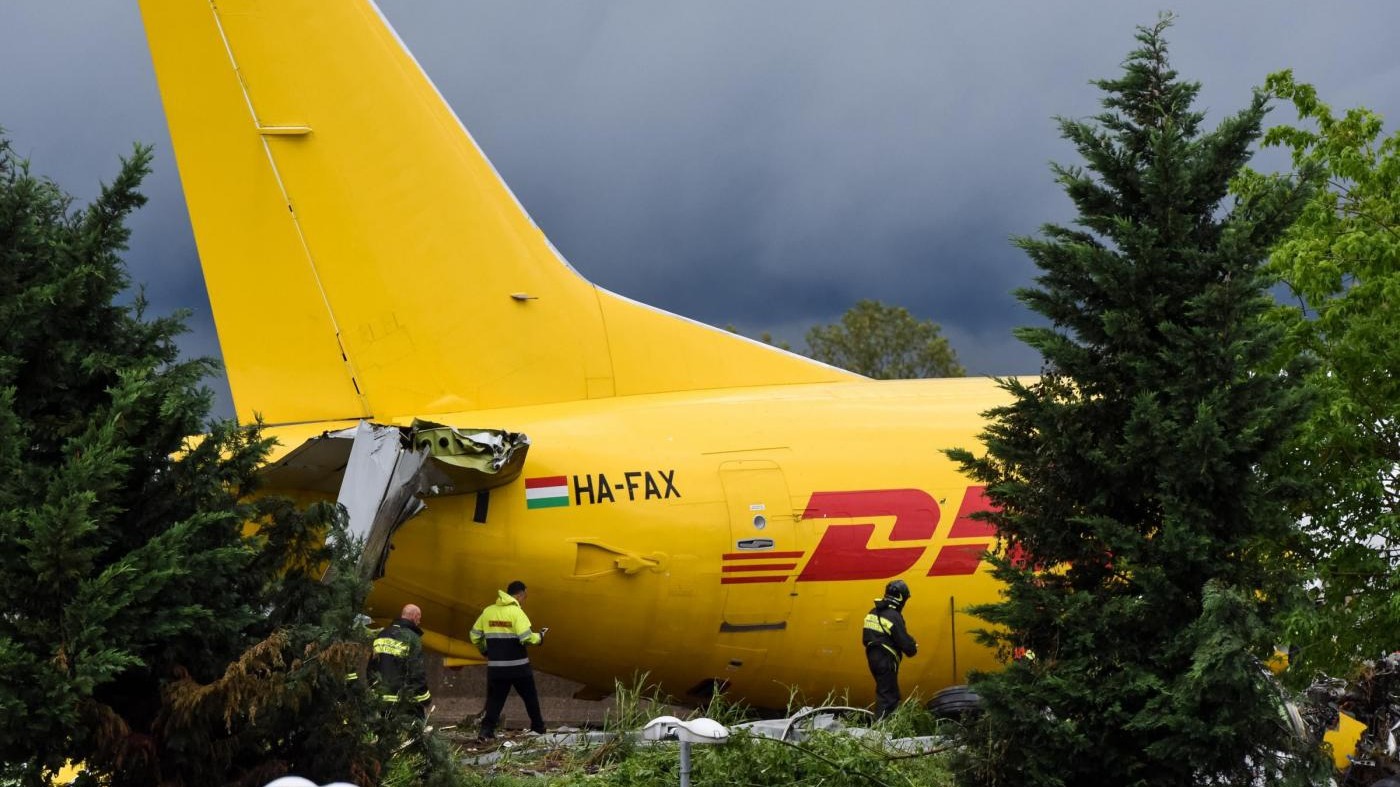 FOTO L’aereo cargo finito in strada a Orio al Serio