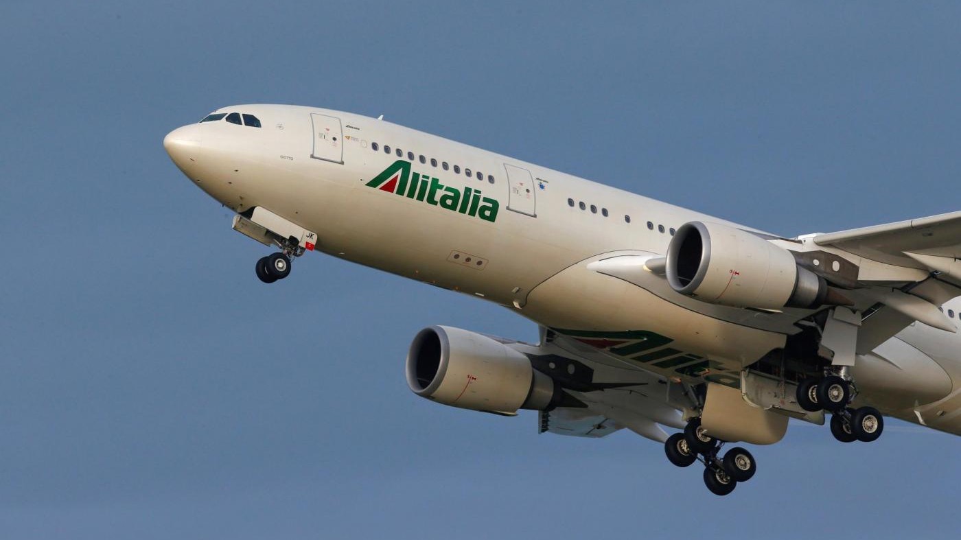 Alitalia, oltre 2mila esuberi e tagli salariali. Sciopero il 5 aprile