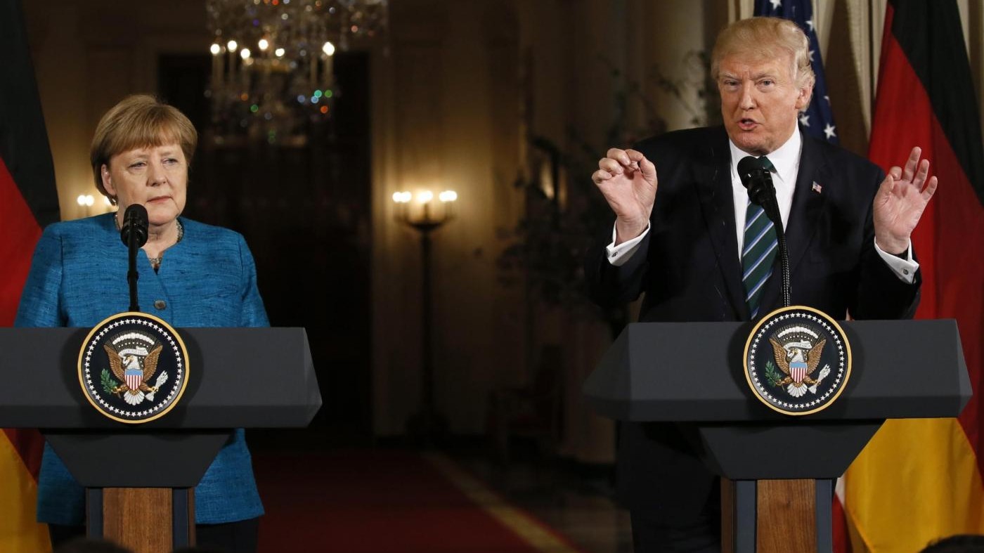 Trump riceve Merkel: Siamo entrambi spiati, l’immigrazione non è un diritto