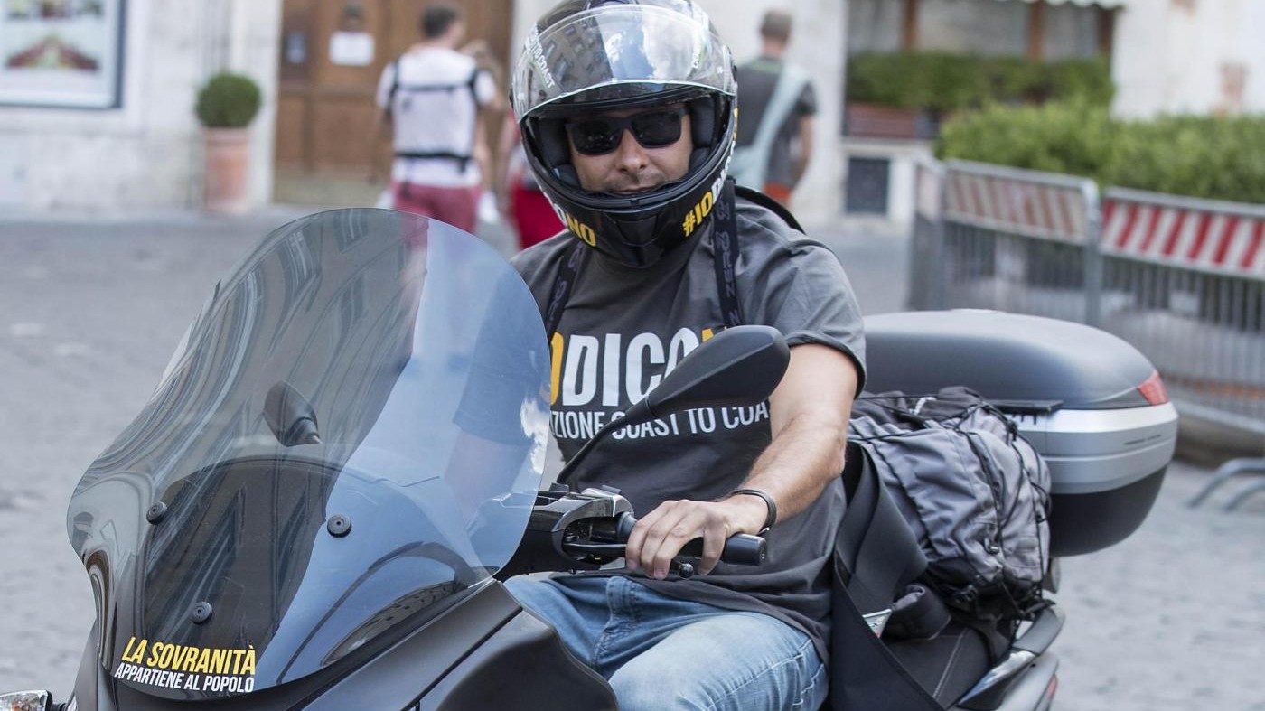 FOTO Di Battista dà il via al tour ‘Costituzione coast to coast’