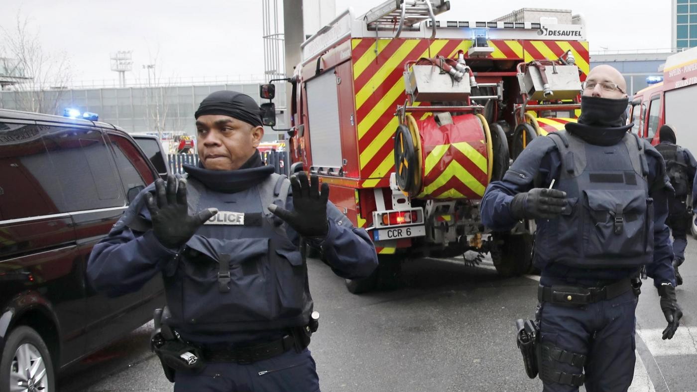 Francia, assalto a soldatessa a Orly: ucciso un uomo. Si indaga per terrorismo