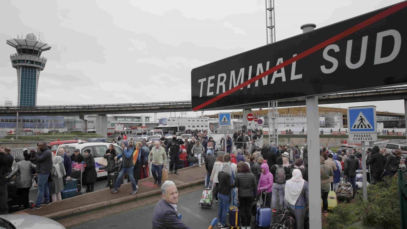 Francia, rilasciato il padre assalitore dell’aeroporto Orly